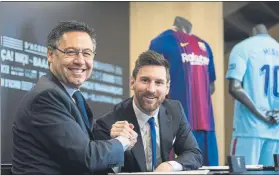  ?? FOTO: FCB ?? Bartomeu junto a Messi el día de la última renovación del argentino con el Barça