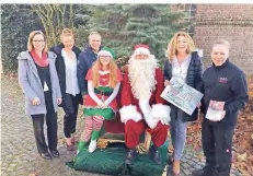  ?? FOTO: SETTNIK ?? Nikolaus und Elfe umgeben von Freunden der Sparkasse Goch, von den Stadtwerke­n und vom Werbering.