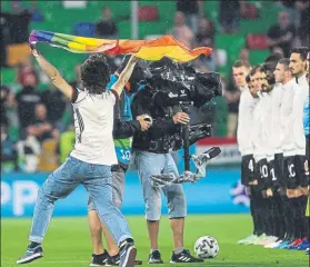  ?? FOTO: AP ?? Un activista saltó al césped con una bandera LGTBI mientras sonaba el himno húngaro