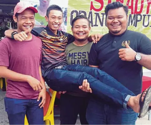  ??  ?? KHAIRUL Hafiz diangkat rakan (dari kiri) Zaid, Quaid dan Danial pada majlis kesyukuran di rumahnya.