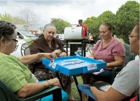  ??  ?? Aunque competían en un juego de dominó, las boricuas María Esther Nazario e Irene Rivera, de Kissimmee, están unidas en su apoyo a Clinton.