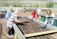  ?? Lynn Atkins/The Weekly Vista ?? Makenzie Lawvey, Kali Kohl, Paycee Moll (behind the boys), Cooper Mayhew and Rhett Nading work in a Cooper bed in the Community Garden behind the Mercy Clinic.