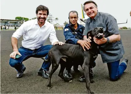  ?? Alan Santos/Presidênci­a da República ?? O presidente Jair Bolsonaro (à dir.) em sua chegada a Araxá, Minas Gerais, nesta segunda