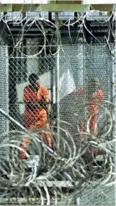  ?? (Ansa/J. Scott Applewhite) ?? In gabbia Alcuni detenuti nel carcere di Guantánamo si apprestano a lavarsi prima della preghiera di mezzogiorn­o. È dal 2008 che Obama promette la chiusura del carcere di massima sicurezza.