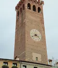  ??  ?? Gli scorci Alcune Bassano delle medievale mete della che saranno visitabili, a partire da dicembre, alla terza domenica di ogni mese. Da sopra, in senso orario, le mura, la torre civica, uno scorcio del castello degli Ezzelini, Porta Dieda e il centro di Bassano