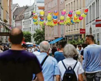  ?? Foto: Michael Hochgemuth ?? Die Menschen zieht es wieder in die Augsburger Innenstadt.