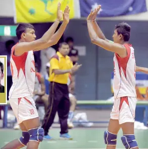  ??  ?? Sri Lanka Youth spikers at one of their recent Internaito­nal outings against Australia