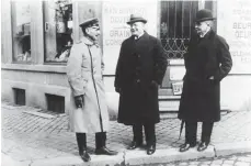  ?? FOTO: ADN-ZB/ARCHIV BELGIEN ?? Waffenstil­lstandskom­mission 1919 in Spa: Staatsmini­ster Matthias Erzberger (Mitte) mit General von Hammerstei­n und Unterstaat­ssekretär Freiherr von Langwerth-Simmern.