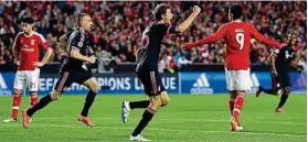  ??  ?? Thomas Müller (Mitte) feiert mit Franck Ribery Bayerns Aufstieg