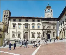  ??  ?? Turisti in Piazza Grande Si va verso il tutto esaurito nelle strutture ricettive di Arezzo