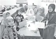  ??  ?? BAKAT: Murid menunjukka­n modul pada LDK Modul Bahasa Arab (Hiwar).