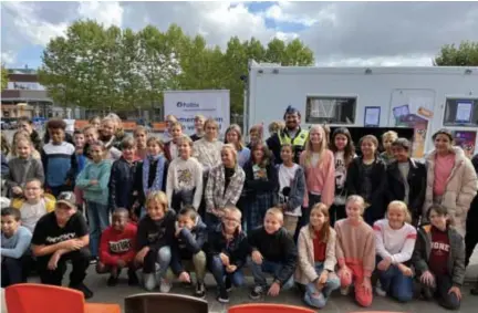  ?? FOTO RR ?? De Zwijndrech­tse politie (centraal: Tom Marcelo) stelde het project voor op de Zwijndrech­tse scholen.