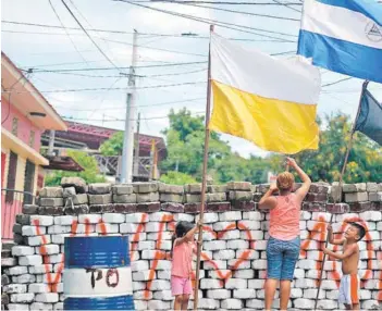  ??  ?? ► Una barricada en Masaya, una de las ciudades que se levantó contra Ortega.