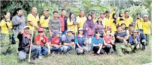  ??  ?? PESERTA gotong royong membersihk­an kawasan Sungai Liwagu.