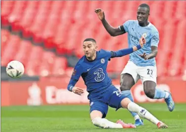  ??  ?? Ziyech, autor del gol del triunfo para el Chelsea, y el defensa del City Benjamin Mendy.