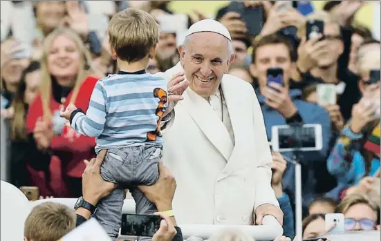  ?? MINDAUGAS KULBIS / AP ?? El papa Francisco saluda a la multitud congregada para recibirle en la plaza de la Catedral de Vilna