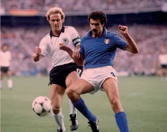  ?? OMEGA ?? Beppe Bergomi, all’epoca diciottenn­e, marca Karl-Heinz Rummenigge nella finale di Spagna ‘82, vinta dall’Italia 3-1