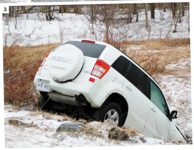  ?? PHOTOS JEAN-FRANÇOIS DESGAGNÉS ET AGENCE QMI, MARC VALLIÈRES ?? Comme ce fut le cas hier, les déplacemen­ts seront encore pénibles ce matin à Québec alors que bien des gens ont commencé à implorer le ciel pour que ce soit la dernière tempête de l’hiver. Les deux pieds sur la glace, rien n’indiquait que le printemps...