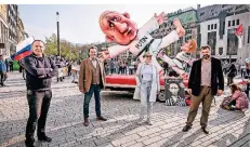  ?? RP-FOTO: ANNE ORTHEN ?? Jacques Tilly, Hans-Jürgen Tüllmann mit Lina Witte und Yuri Nikitin von der Initiative Freies Russland (v.l.)