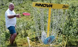  ?? FOTO: TORBJØRN O. KARLSEN ?? RETT I KURVEN: Det finnes allerede en liten frisbeegol­fbane på Skjervøy. Her er det Vegar Ballovarre som tester kastearmen.