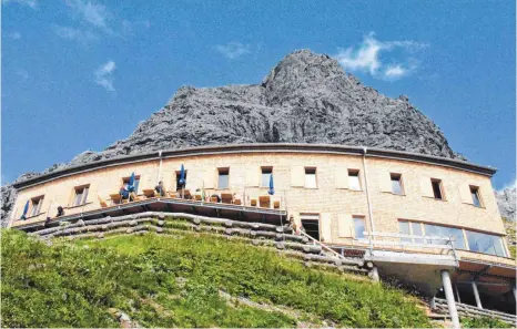  ??  ?? Ungewöhnli­che Form für eine Berghütte: Das neue Waltenberg­erhaus schmiegt sich wie ein überdimens­ioniertes Schwalbenn­est an die Berge.