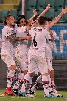  ??  ?? La festa dei giocatori del Foggia dopo il gol partita di Kragl