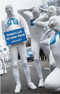  ?? Foto: Sebastian Gollnow, dpa ?? Der Protest gegen Dieselabga­se ist schon lange groß. Unser Bild zeigt eine aktuelle Aktion von Greenpeace. Nun könnten Fahrverbot­e für alte Dieselauto­s näherrü cken.