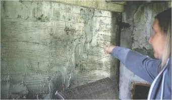  ?? ASHLEY FRASER ?? Melissa Lepage points to a crack in her flood-damaged home in Constance Bay.