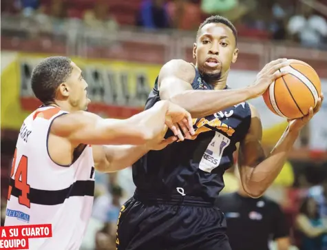  ??  ?? A SU CUARTO EQUIPO Los Piratas de Quebradill­as serán el cuarto equipo para el que juegue Alex Franklin (con la bola) en el BSN. Su carrera inició en Mayagüez en el 2012, jugó en Bayamón del 2015 al 2017, y del propio 2017 hasta este año con San Germán.