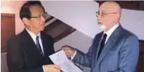  ??  ?? El vicecancil­ler César Medina entrega al embajador de Taiwán, Valentino Ji-Zen Tang, la nota que oficializa la ruptura de las relaciones.