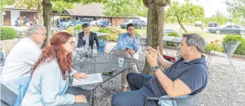  ?? FOTOS ( 2): CHRISTIAN FLEMMING ?? Markus Söder im Gespräch mit den Redakteure­n der „ Schwäbisch­en Zeitung“, Hendrik Groth, Claudia Kling und Jochen Schlosser ( v. l.).