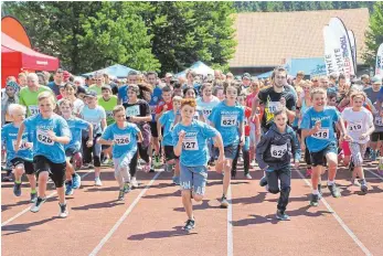  ?? FOTO: HEINIG ?? Über 1000 Läufer nehmen am NeckarMan in Schwenning­en teil.