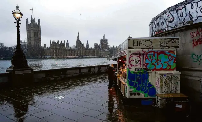  ?? Niklas Halle’n/AFP ?? Consumidor compra comida em banca na beira do rio Tâmisa próximo ao Parlamento britânico, em Londres, durante terceiro lockdown no país