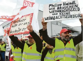  ?? Fotos: Marcus Merk ?? Nach der Betriebsve­rsammlung, bei der offiziell das Ende der Gersthofer Backbetrie­be verkündet wurde, gab es vor den Werkstoren Proteste.