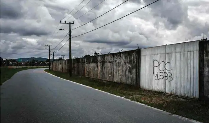  ?? Avener Prado/Folhapress ?? Pichação do PCC em Joinville (SC); livro registra expansão nacional da facção