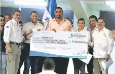  ?? FOTO: CORTESÍA CASA PRESIDENCI­AL ?? Hernández en la entrega de los fondos de Banca Solidaria.