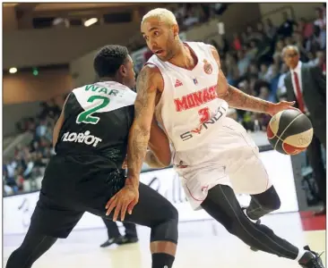  ?? (Photo Cyril Dodergny) ?? La Roca Team de Zack Wright va devoir contourner l’obstacle de Lyon-Villeurban­ne (ici Casper Ware).