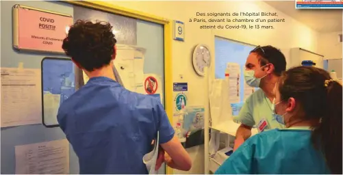  ??  ?? Des soignants de l’hôpital Bichat, à Paris, devant la chambre d’un patient
atteint du Covid-19, le 13 mars.