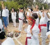  ?? CORTESÍA SANDRA DOMÍNGUEZ. ?? La piramide del Barrio de la Cruz, anualmente se vestía de color y de fiesta por el equinoccio.