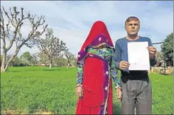  ?? ZIA HAQ /HT ?? Tulcha Ram (right) holds the notice to auction his land for failing to pay his farm loan.