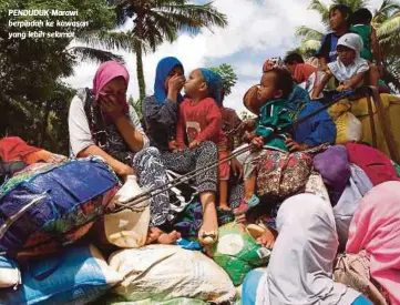  ??  ?? PENDUDUK Marawi berpindah ke kawasan yang lebih selamat.