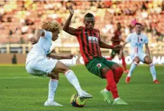  ?? Foto: Guillaume Souvant, dpa ?? Carlos Gruezo durfte gegen Paris Saint Germain (am Ball Xavi Simons) in der letzten Viertelstu­nde noch Spielpraxi­s sammeln.