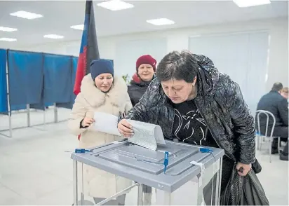  ?? EFE ?? Territorio­s ocupados. Un cuarto de votación montado por la ocupación rusa en Donetsk, Ucrania.