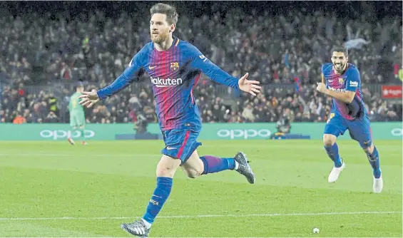  ?? EFE ?? Siempre aparece. Lionel Messi de nuevo fue rey en el Camp Nou. De tiro libre, sentenció otro triunfo del Barça. Así celebró. Así lo corrió Suárez.