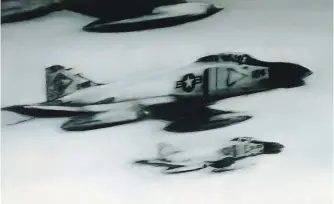  ?? Síla Gerharda Richtera tkví v tom, jak pracuje s historií. Nahoře Stíhací letouny Phantom (1964), dole obraz věnovaný Gudrun Ensslinové z RAF (1987). 2× REPRO NG ?? Svět v ateliéru.