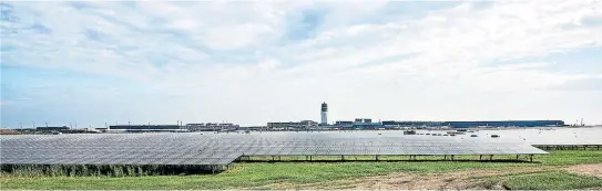  ?? [ Guo Chen Xinhua/picturedes­k.com ] ?? Der Flughafen Wien hat 2022 eine der größten Fotovoltai­kanlagen im Land in Betrieb genommen. 55.000 Paneele liefern 24 Megawatt Maximallei­stung.