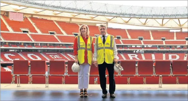  ??  ?? VISITA. Concepción Dancausa, delegada del Gobierno en la Comunidad de Madrid, posa junto a Cerezo en la visita que realizó ayer al Wanda Metropolit­ano.