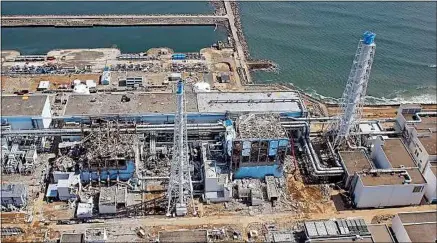  ??  ?? La centrale nucléaire de Fukushima, au Japon, quelques jours après l’accident nucléaire, en mars 2011.