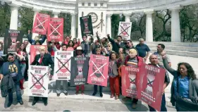  ??  ?? Grupos de activistas se manifestar­on ayer en contra de la séptima ronda de la renegociac­ión del Tratado de Libre Comercio de América del Norte (TLCAN) que se realiza en la Ciudad de México.