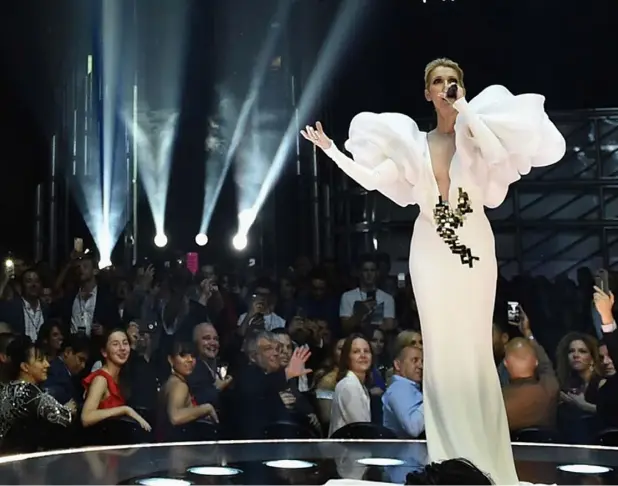 ??  ?? Celine Dion at this year’s Billboard Awards Show, singing My
Heart Will Go On for the crowd of music business invitees while clips from the movie ‘Titanic’ play in the background